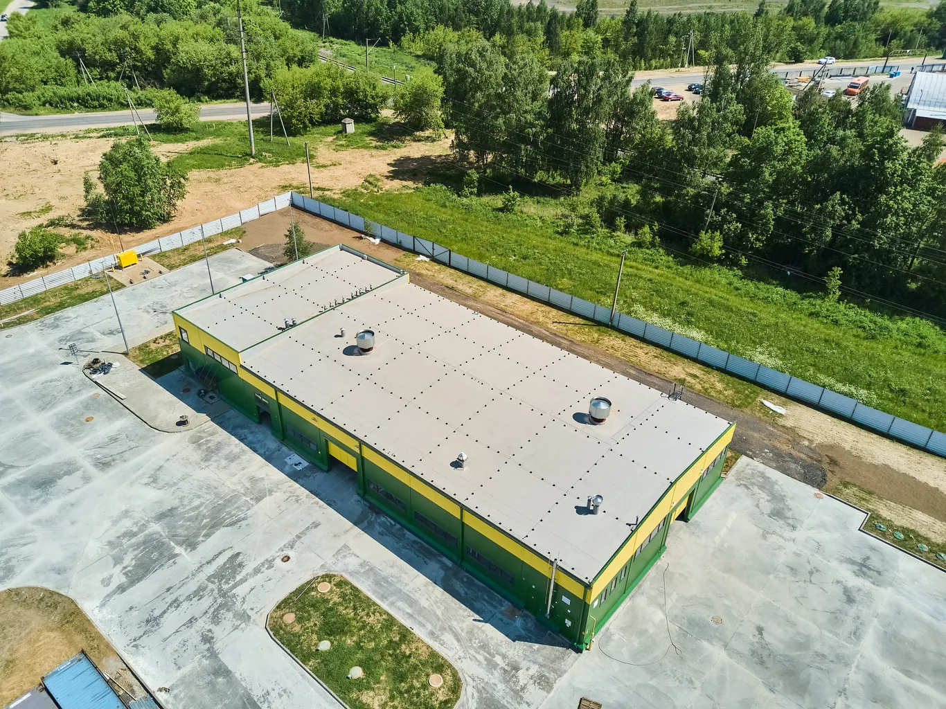 Монтаж сэндвич-панелей, дрон